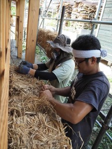 ストローベイルハウスをつくろう！わら積み・土塗りワークショップ