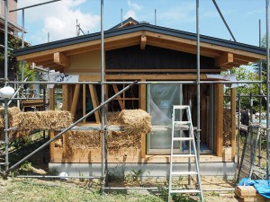 ストローベイルハウスをつくろう！わら積み・土塗りワークショップ