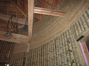 接待所の円形の内壁はストローベイルの上に竹小舞